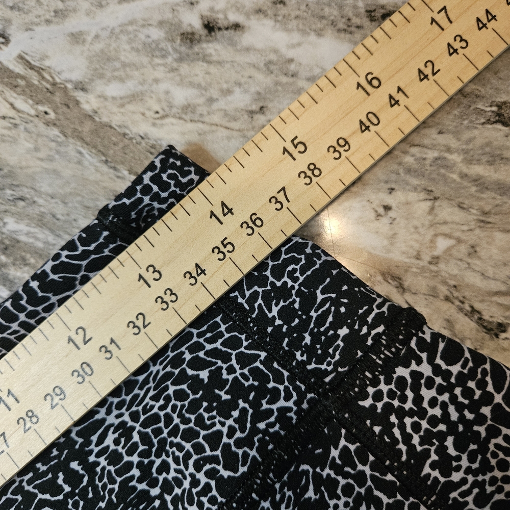 lululemon athletica Black and White Patterned Leggings - Picture 10 of 13